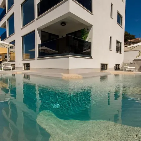Luxury Royal M With Pool I דירה טרוגיר