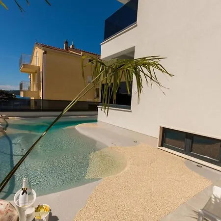 Luxury Royal M With Pool I דירה טרוגיר